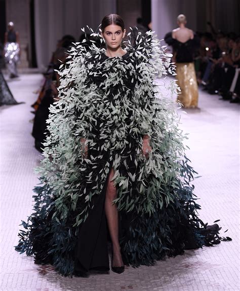 sfilata givenchy parigi ai 2019 20|Givenchy Fall 2019 Couture Fashion Show .